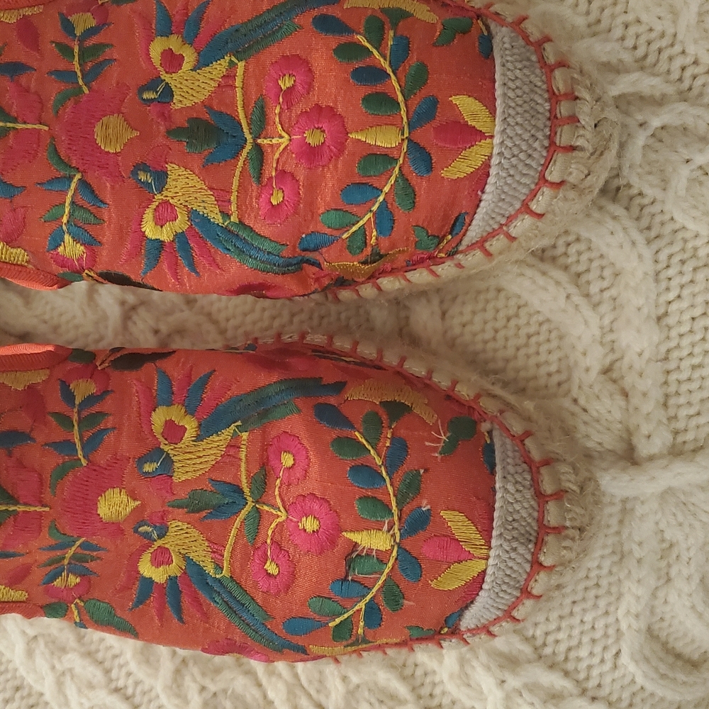 Embroidered espidrill type shoe